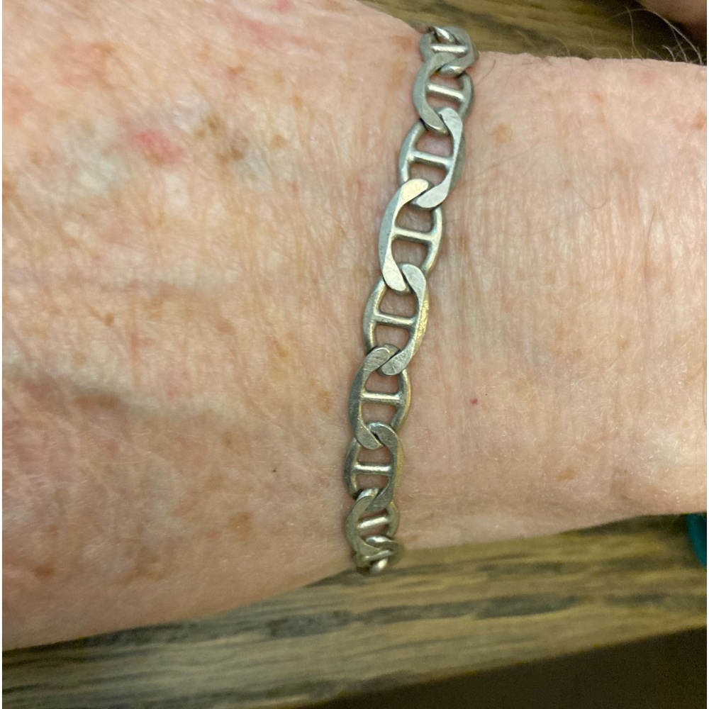 Italian 925 silver bracelet about 9”.with a box. 🌺🌹❤️🌸Gift box is included